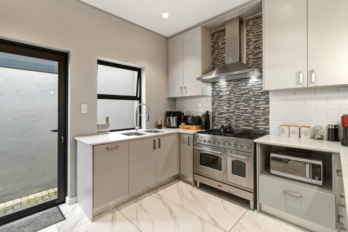Stylish 3 bedroom living in the heart of the winelands - Photo 4