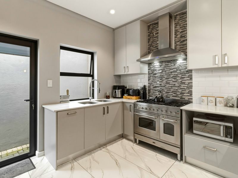 Stylish 3 bedroom living in the heart of the winelands - Photo 4