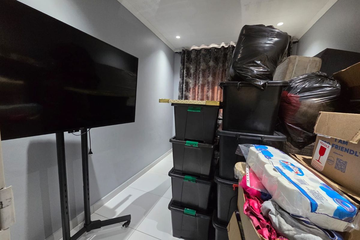 JUST MOVE IN – MODERN STUNNING DUPLEX IN SOUGHT-AFTER MARINE DRIVE - Photo 5