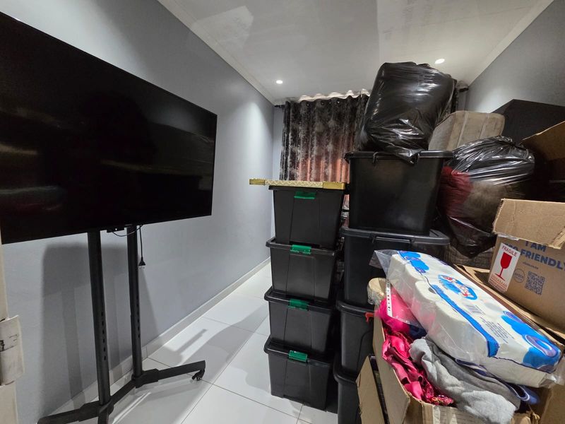 JUST MOVE IN – MODERN STUNNING DUPLEX IN SOUGHT-AFTER MARINE DRIVE - Photo 5