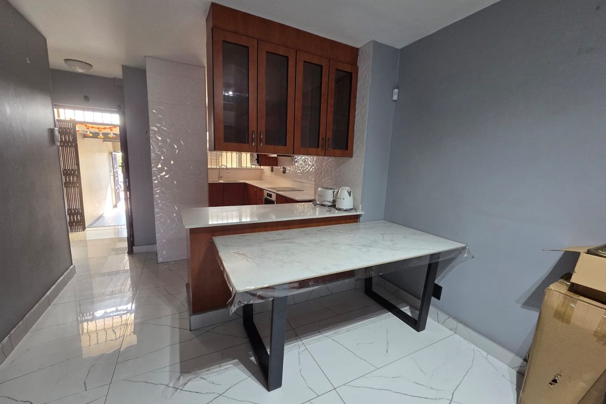 JUST MOVE IN – MODERN STUNNING DUPLEX IN SOUGHT-AFTER MARINE DRIVE - Photo 4