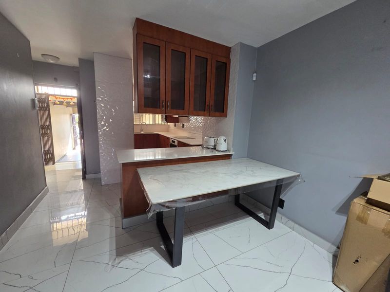 JUST MOVE IN – MODERN STUNNING DUPLEX IN SOUGHT-AFTER MARINE DRIVE - Photo 4