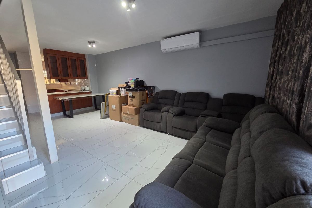 JUST MOVE IN – MODERN STUNNING DUPLEX IN SOUGHT-AFTER MARINE DRIVE - Photo 3
