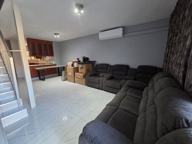 JUST MOVE IN – MODERN STUNNING DUPLEX IN SOUGHT-AFTER MARINE DRIVE - Photo 3