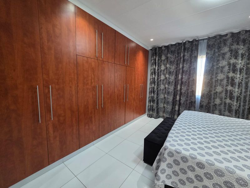 JUST MOVE IN – MODERN STUNNING DUPLEX IN SOUGHT-AFTER MARINE DRIVE - Photo 10