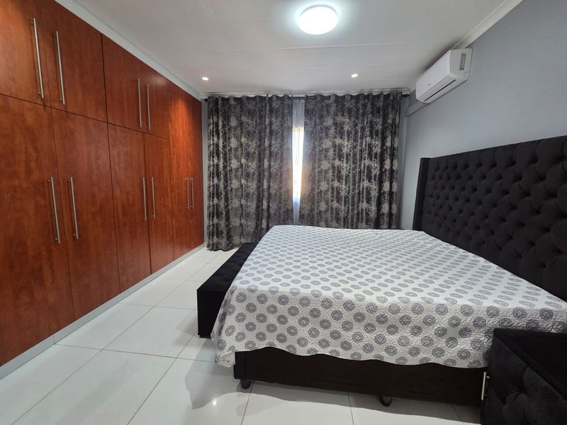 JUST MOVE IN – MODERN STUNNING DUPLEX IN SOUGHT-AFTER MARINE DRIVE - Photo 9