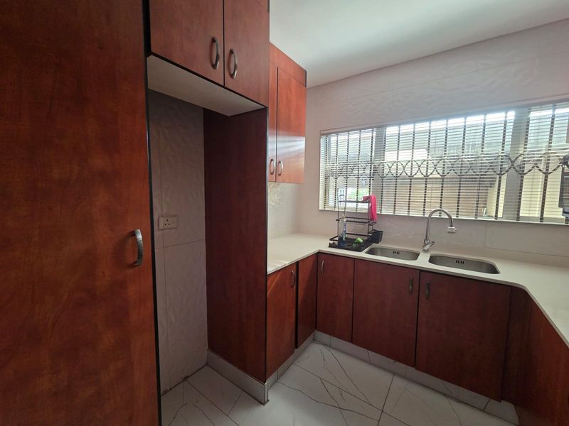 JUST MOVE IN – MODERN STUNNING DUPLEX IN SOUGHT-AFTER MARINE DRIVE - Photo 8