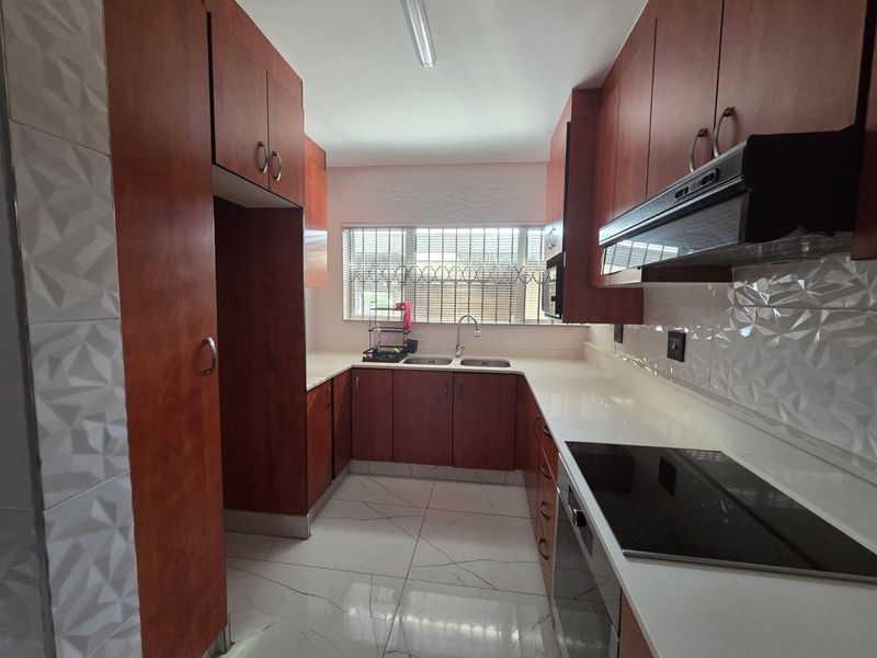 JUST MOVE IN – MODERN STUNNING DUPLEX IN SOUGHT-AFTER MARINE DRIVE - Photo 7