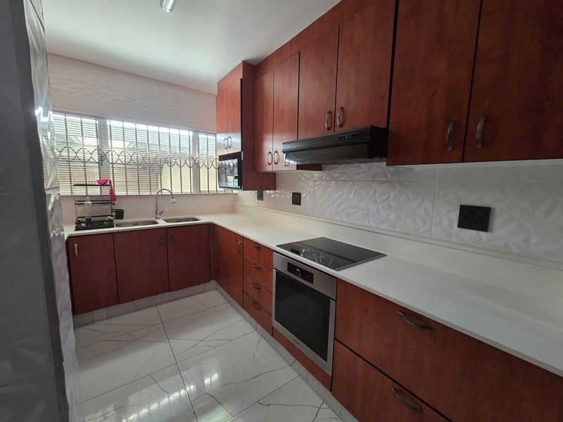 JUST MOVE IN – MODERN STUNNING DUPLEX IN SOUGHT-AFTER MARINE DRIVE - Photo 6