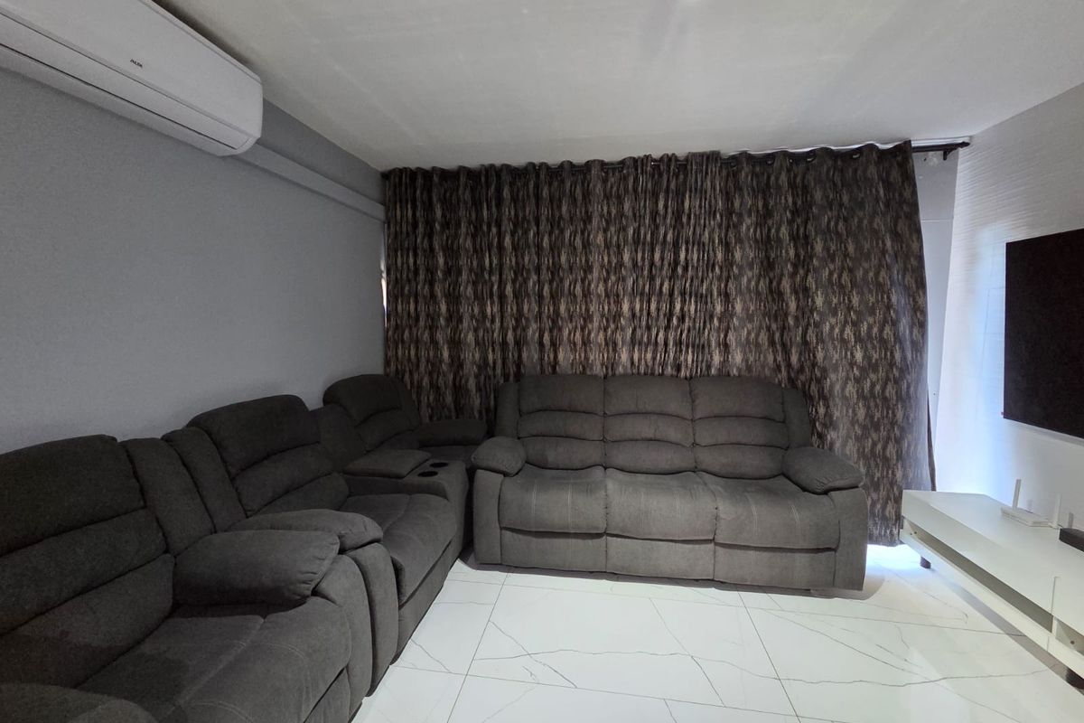 JUST MOVE IN – MODERN STUNNING DUPLEX IN SOUGHT-AFTER MARINE DRIVE - Photo 2