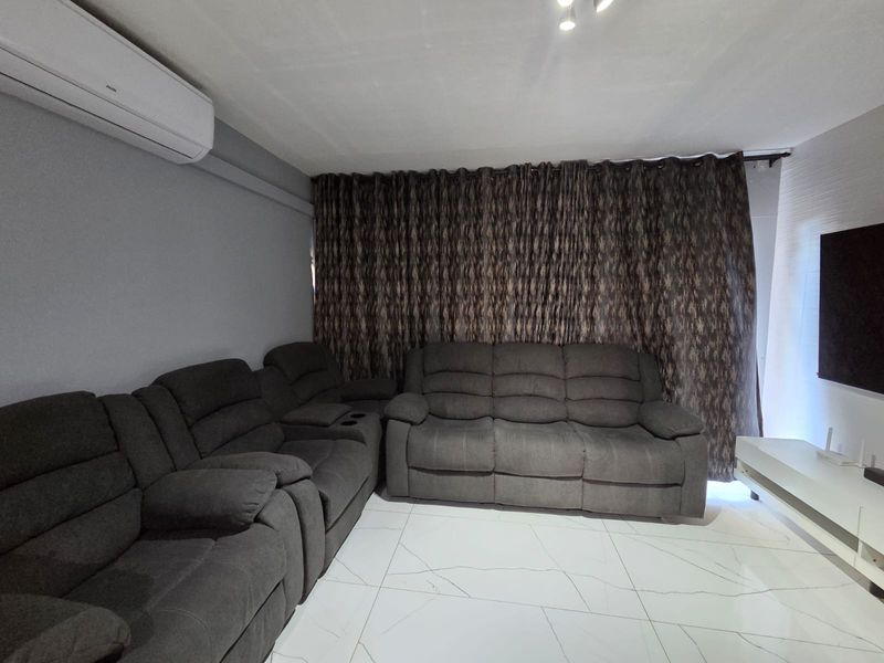 JUST MOVE IN – MODERN STUNNING DUPLEX IN SOUGHT-AFTER MARINE DRIVE - Photo 2