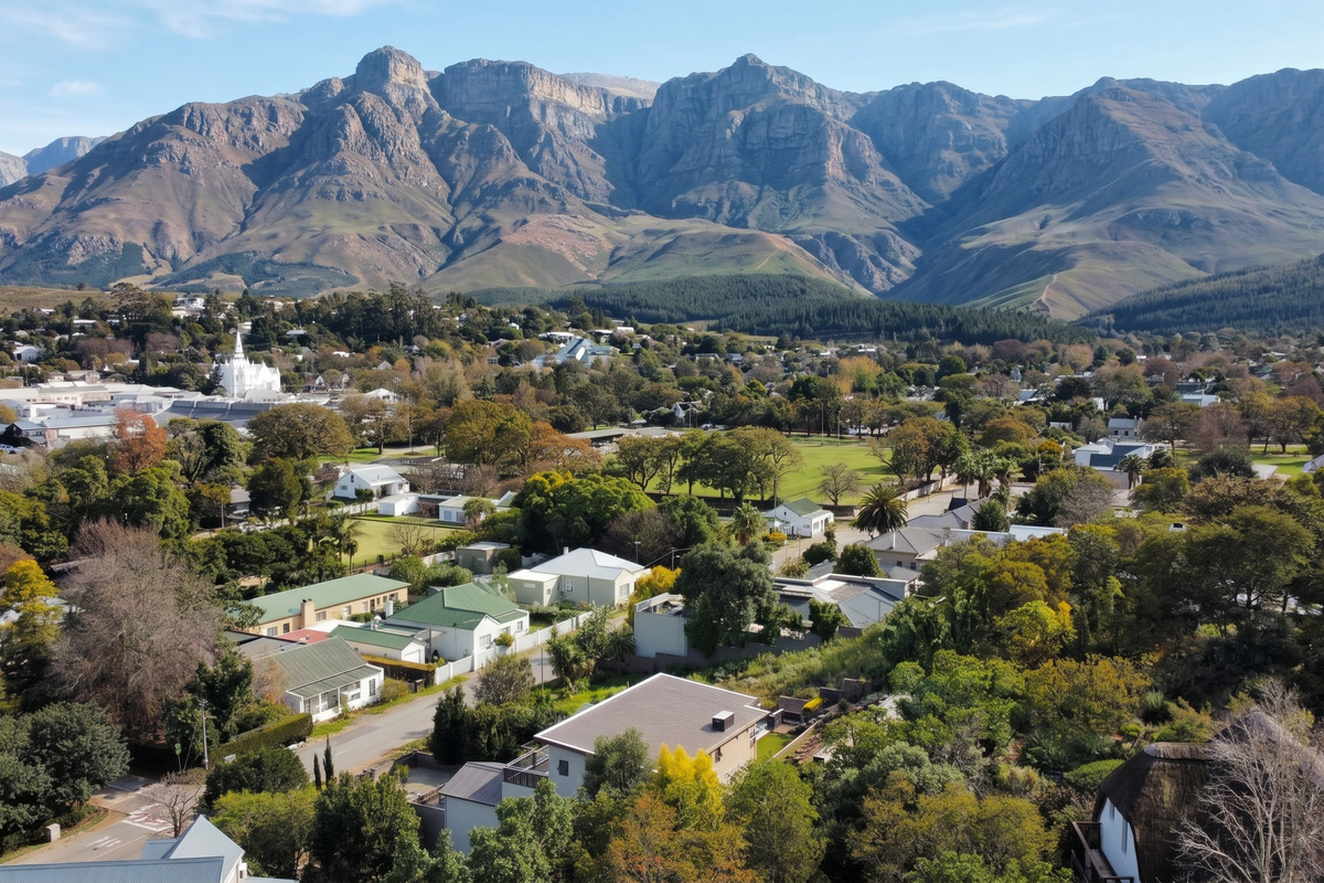 Established Luxury Guesthouse in Prime Swellendam Setting - Photo 3