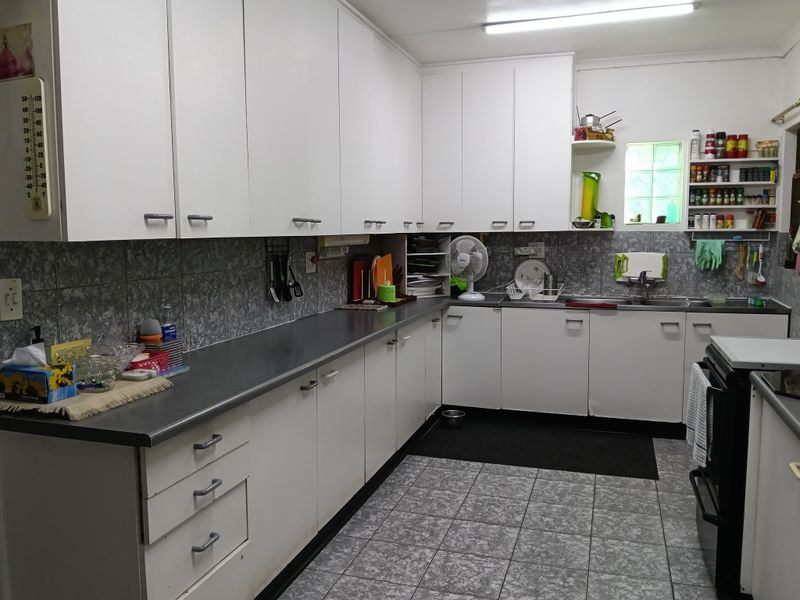 Spacious Property with Income-Generating Potential - Photo 4