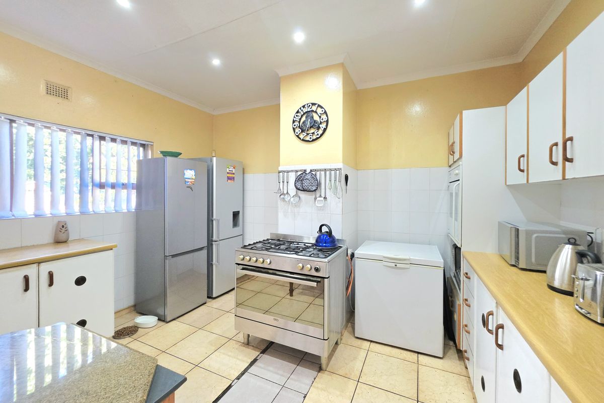 Spacious Family Home with Flatlet and Entertainment Area in Birdswood - Photo 3