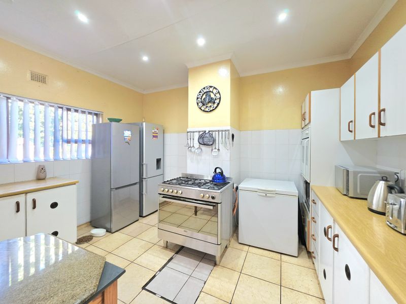 Spacious Family Home with Flatlet and Entertainment Area in Birdswood - Photo 3