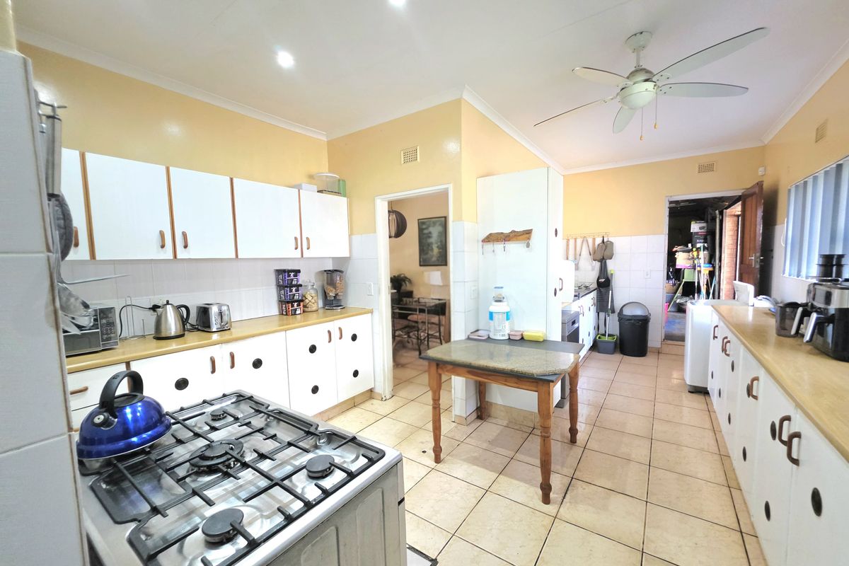 Spacious Family Home with Flatlet and Entertainment Area in Birdswood - Photo 4