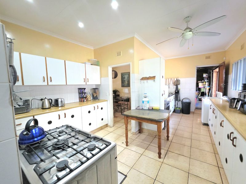 Spacious Family Home with Flatlet and Entertainment Area in Birdswood - Photo 4