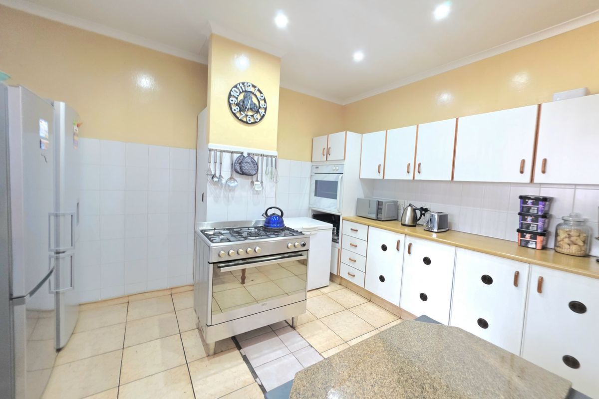 Spacious Family Home with Flatlet and Entertainment Area in Birdswood - Photo 2