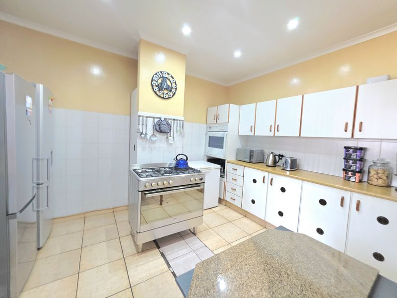 Spacious Family Home with Flatlet and Entertainment Area in Birdswood - Photo 2