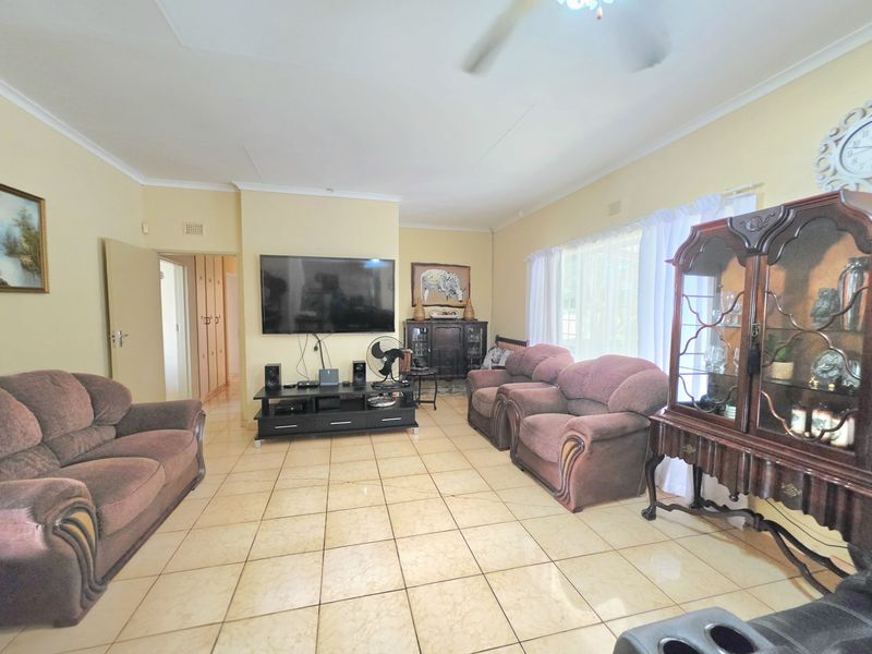 Spacious Family Home with Flatlet and Entertainment Area in Birdswood - Photo 6
