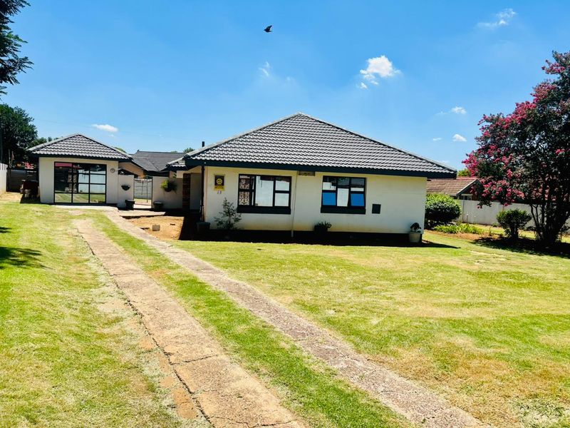 Spacious 9-bedroom guest house for rent in Duvha Park, Witbank—perfect for groups and travelers - Photo 1