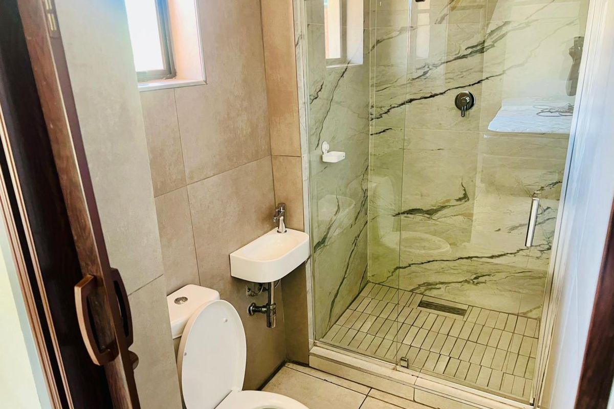 Spacious 9-bedroom guest house for rent in Duvha Park, Witbank—perfect for groups and travelers - Photo 5