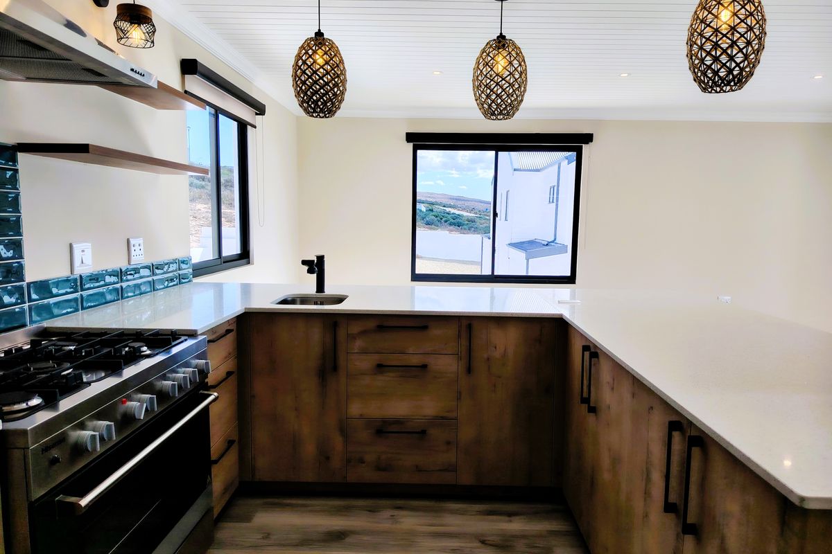 A Stunning 3-Bedroom House with Breathtaking Sea Views to rent - Photo 3
