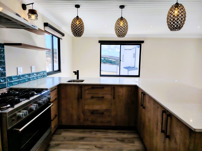 A Stunning 3-Bedroom House with Breathtaking Sea Views to rent - Photo 3