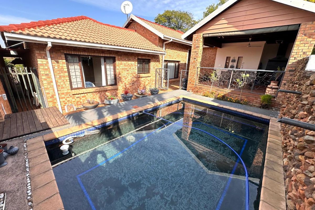 4 Bedroom house for Sale in security complex Steiltes - Photo 2
