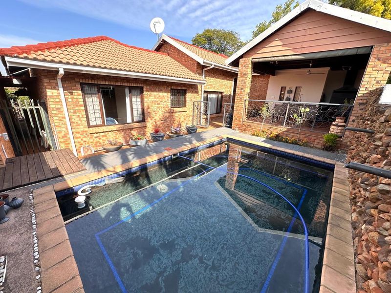 4 Bedroom house for Sale in security complex Steiltes - Photo 2