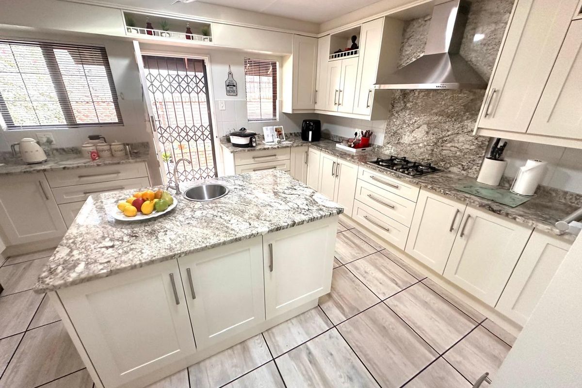 4 Bedroom house for Sale in security complex Steiltes - Photo 5