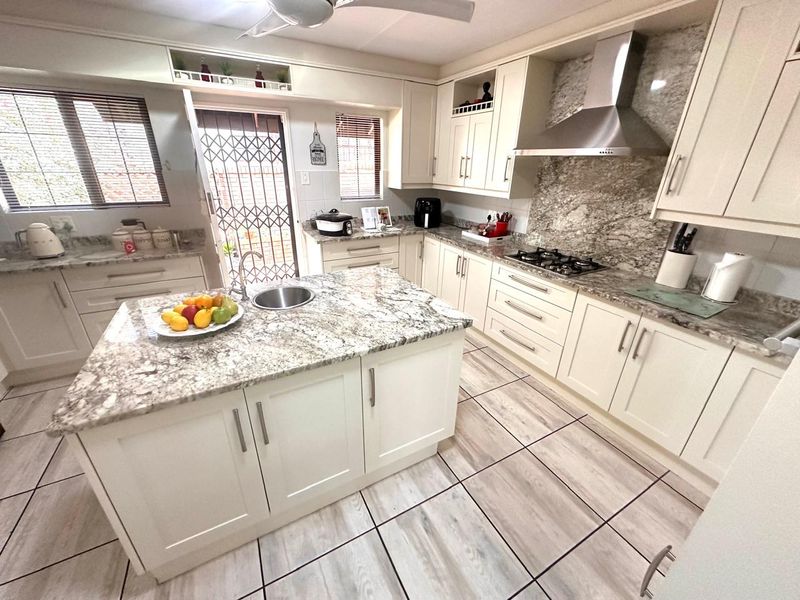 4 Bedroom house for Sale in security complex Steiltes - Photo 5