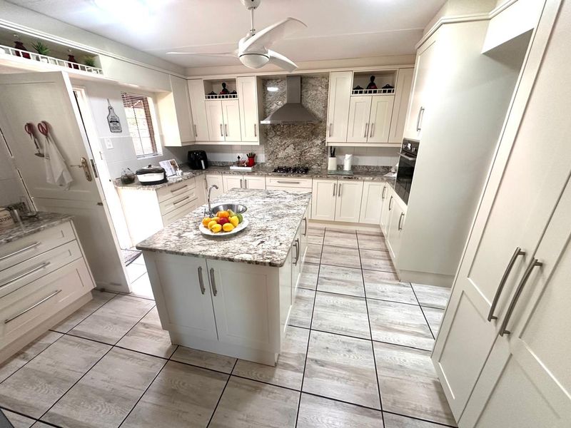 4 Bedroom house for Sale in security complex Steiltes - Photo 7