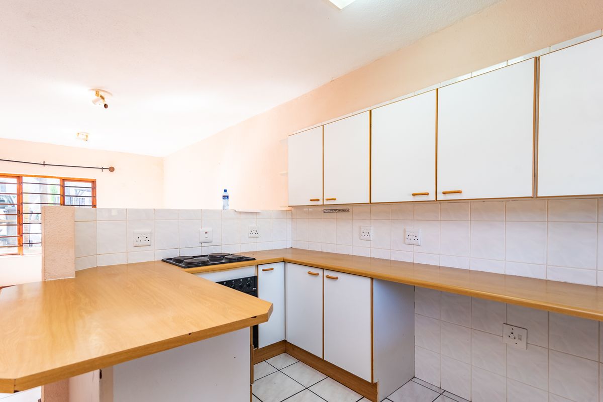 Spacious 3 Bedroom Apartment in Rangeview Ext 4 - Photo 3
