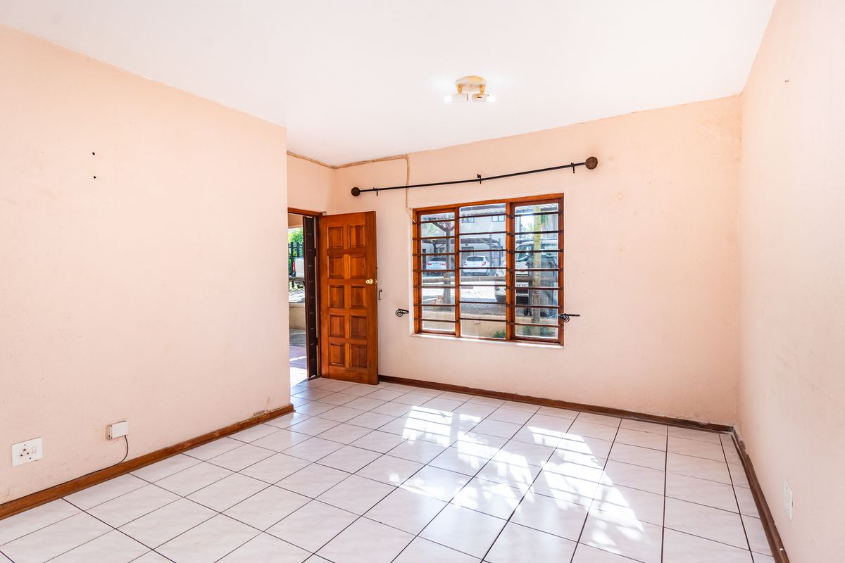 Spacious 3 Bedroom Apartment in Rangeview Ext 4 - Photo 5