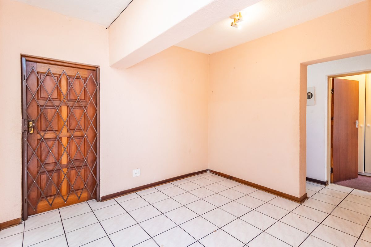 Spacious 3 Bedroom Apartment in Rangeview Ext 4 - Photo 4