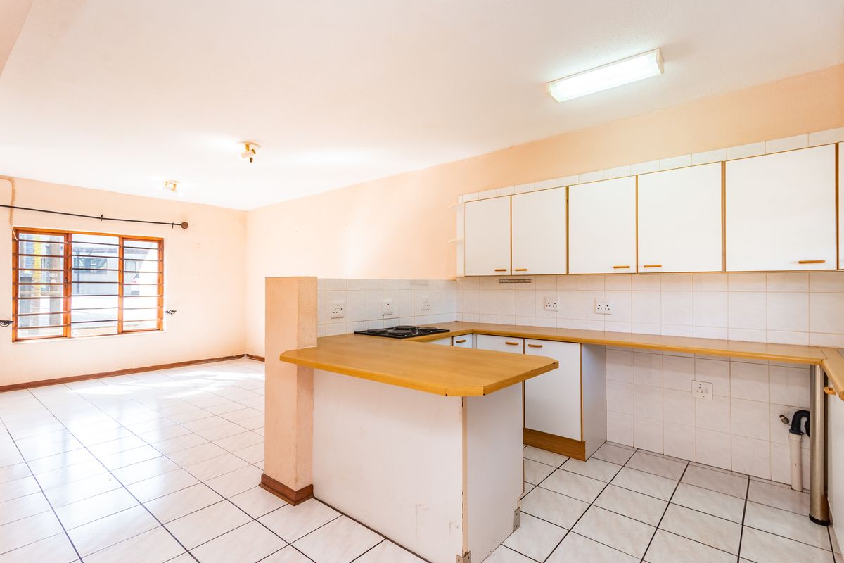 Spacious 3 Bedroom Apartment in Rangeview Ext 4 - Photo 2