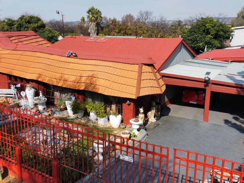 Spacious Family Home with Flatlet, Borehole & Prepaid Electricity - Photo 1