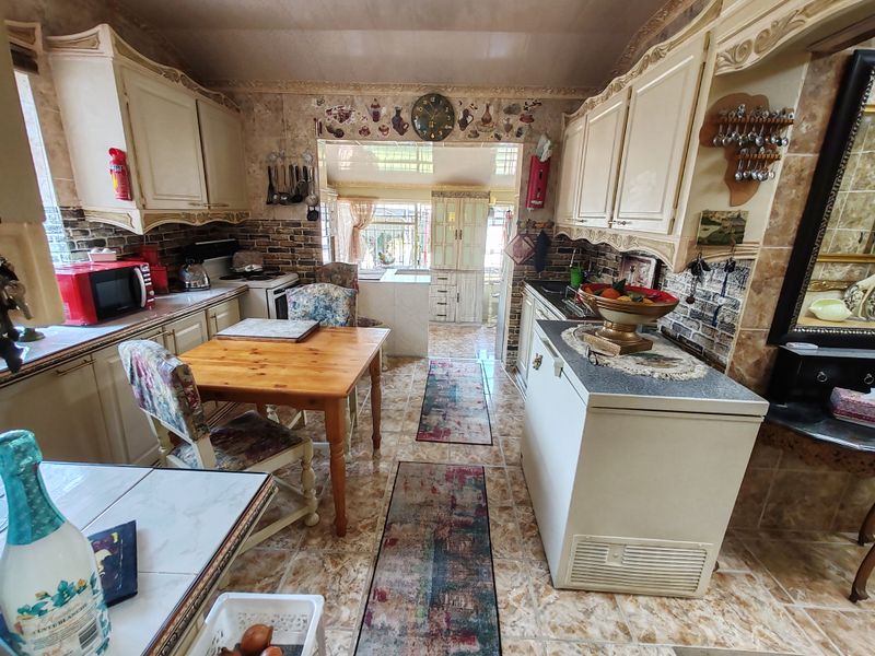Spacious Family Home with Flatlet, Borehole & Prepaid Electricity - Photo 10