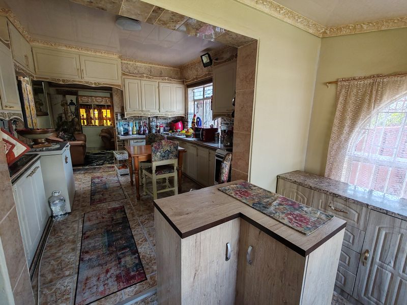 Spacious Family Home with Flatlet, Borehole & Prepaid Electricity - Photo 9