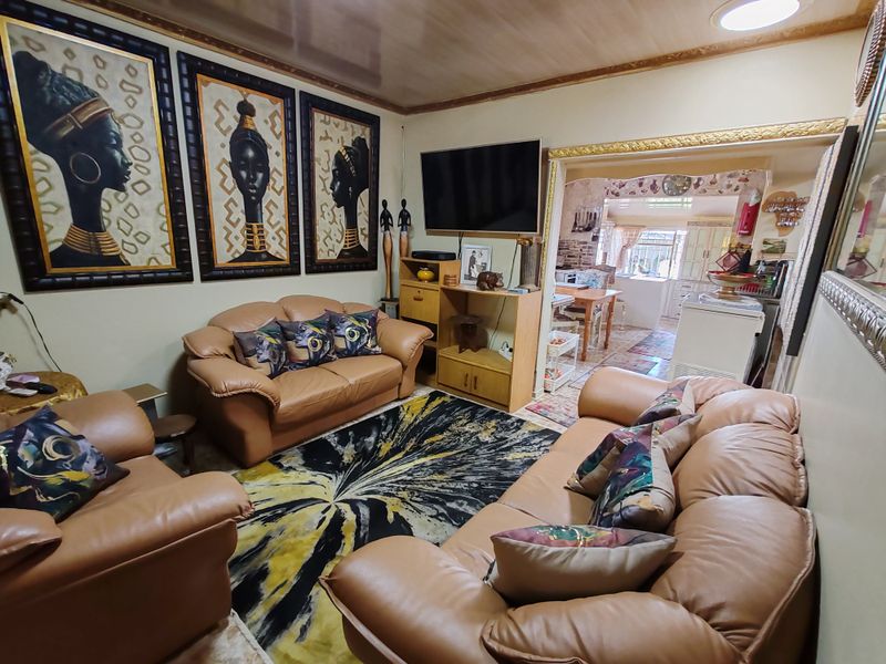 Spacious Family Home with Flatlet, Borehole & Prepaid Electricity - Photo 8