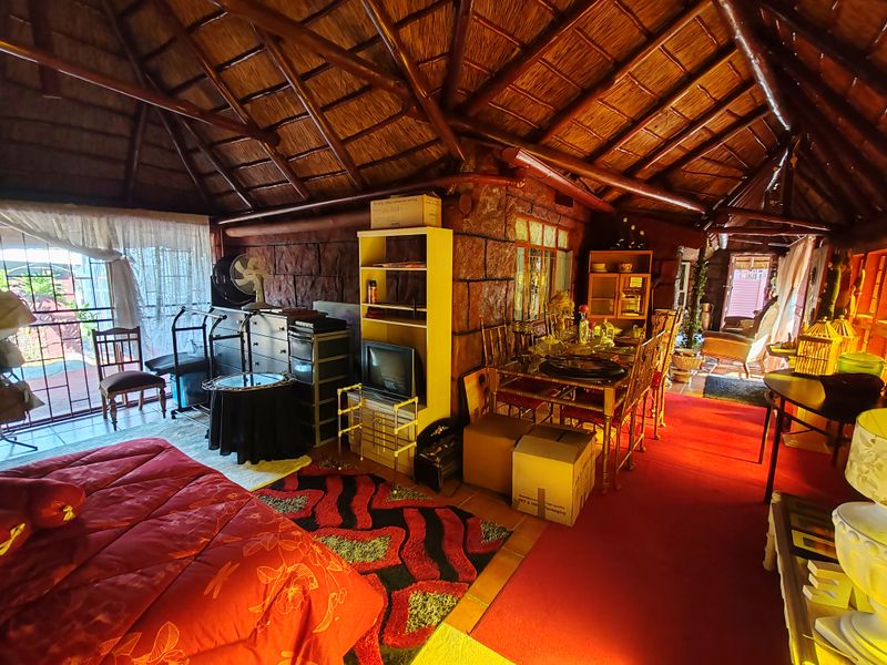 Spacious Family Home with Flatlet, Borehole & Prepaid Electricity - Photo 7