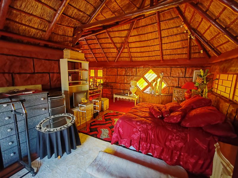 Spacious Family Home with Flatlet, Borehole & Prepaid Electricity - Photo 6