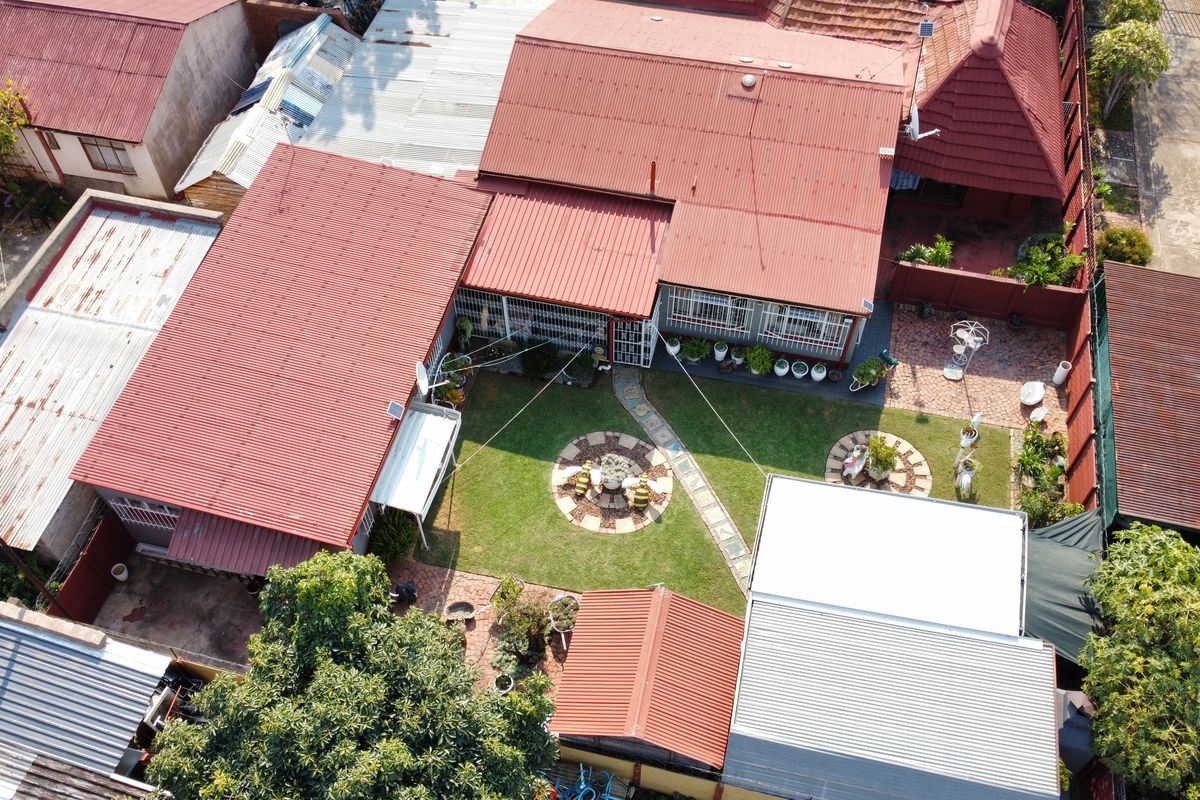 Spacious Family Home with Flatlet, Borehole & Prepaid Electricity - Photo 3