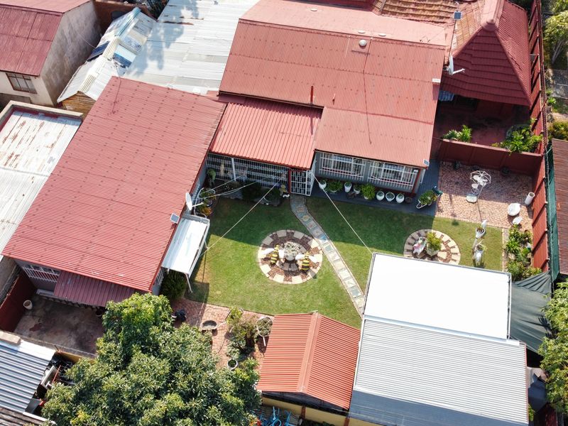 Spacious Family Home with Flatlet, Borehole & Prepaid Electricity - Photo 3