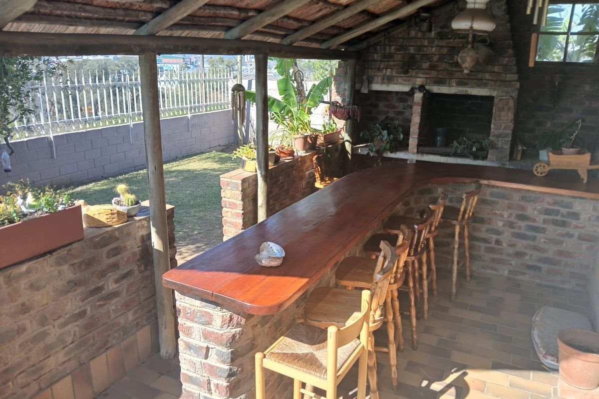 Spacious Entertainer’s Dream Just Minutes from Town – Ideal Family Home or Smart Investment! - Photo 3