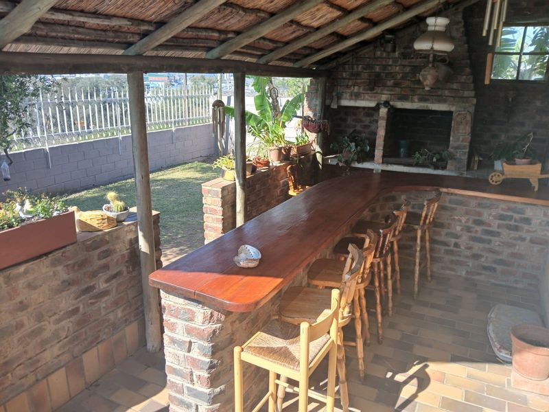 Spacious Entertainer’s Dream Just Minutes from Town – Ideal Family Home or Smart Investment! - Photo 3