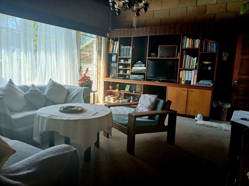Spacious Entertainer’s Dream Just Minutes from Town – Ideal Family Home or Smart Investment! - Photo 4