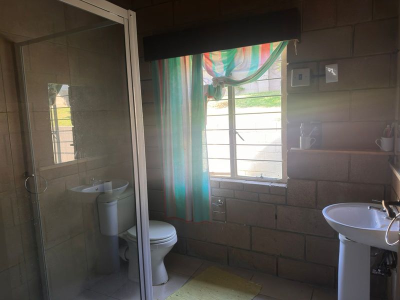 Spacious Entertainer’s Dream Just Minutes from Town – Ideal Family Home or Smart Investment! - Photo 10