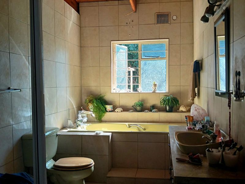 Spacious Entertainer’s Dream Just Minutes from Town – Ideal Family Home or Smart Investment! - Photo 8
